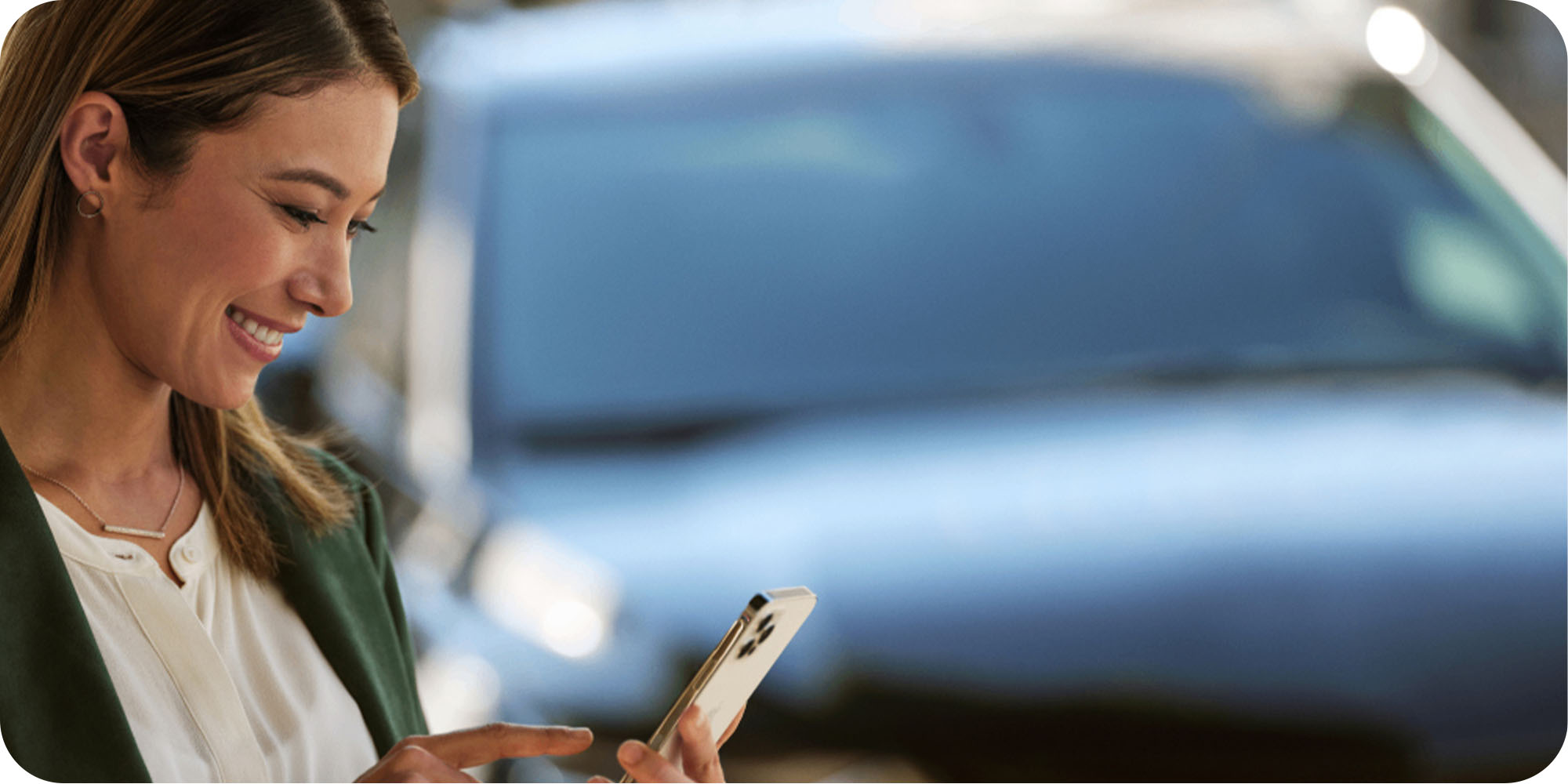 Mujer usando la app myChevrolet junto a su Chevrolet Groove