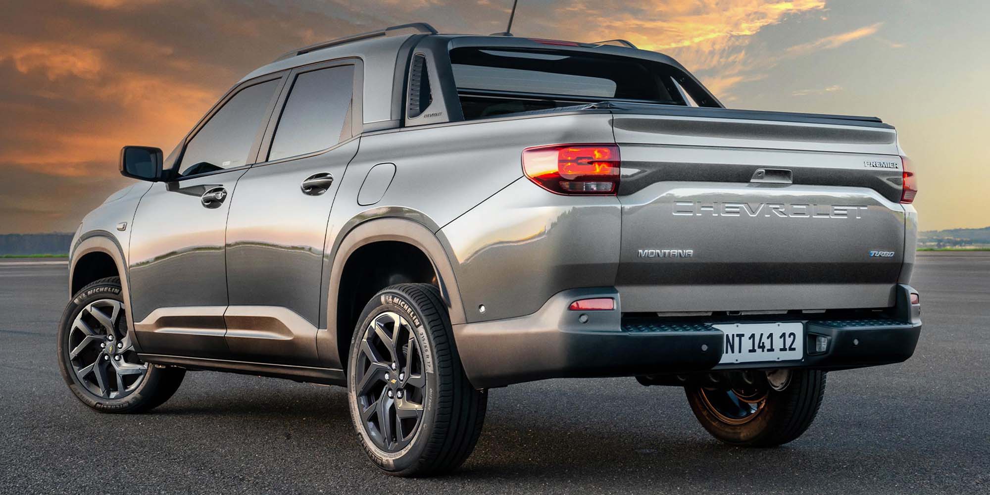 Vista lateral trasera Chevrolet Montana color plata