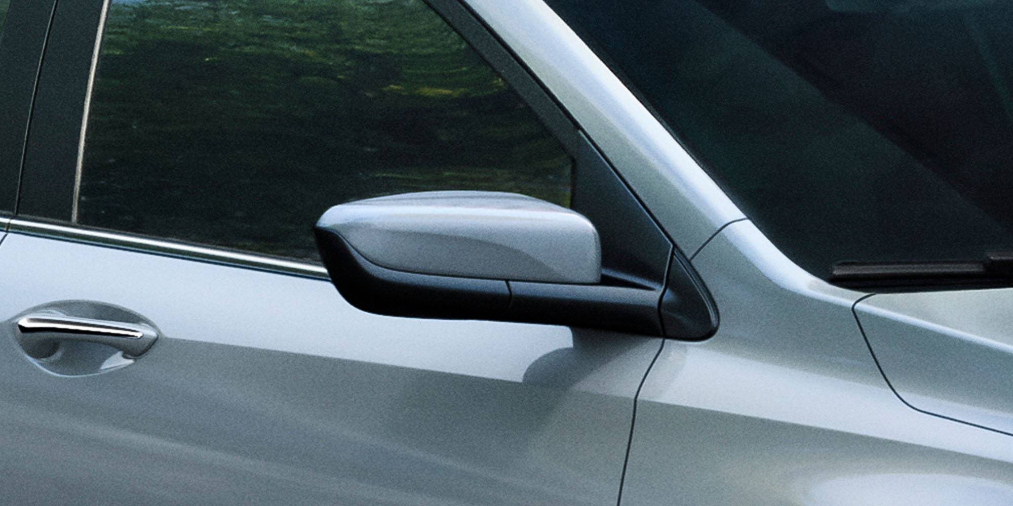 Detalle del espejo retrovisor del Chevrolet Onix Sedán.