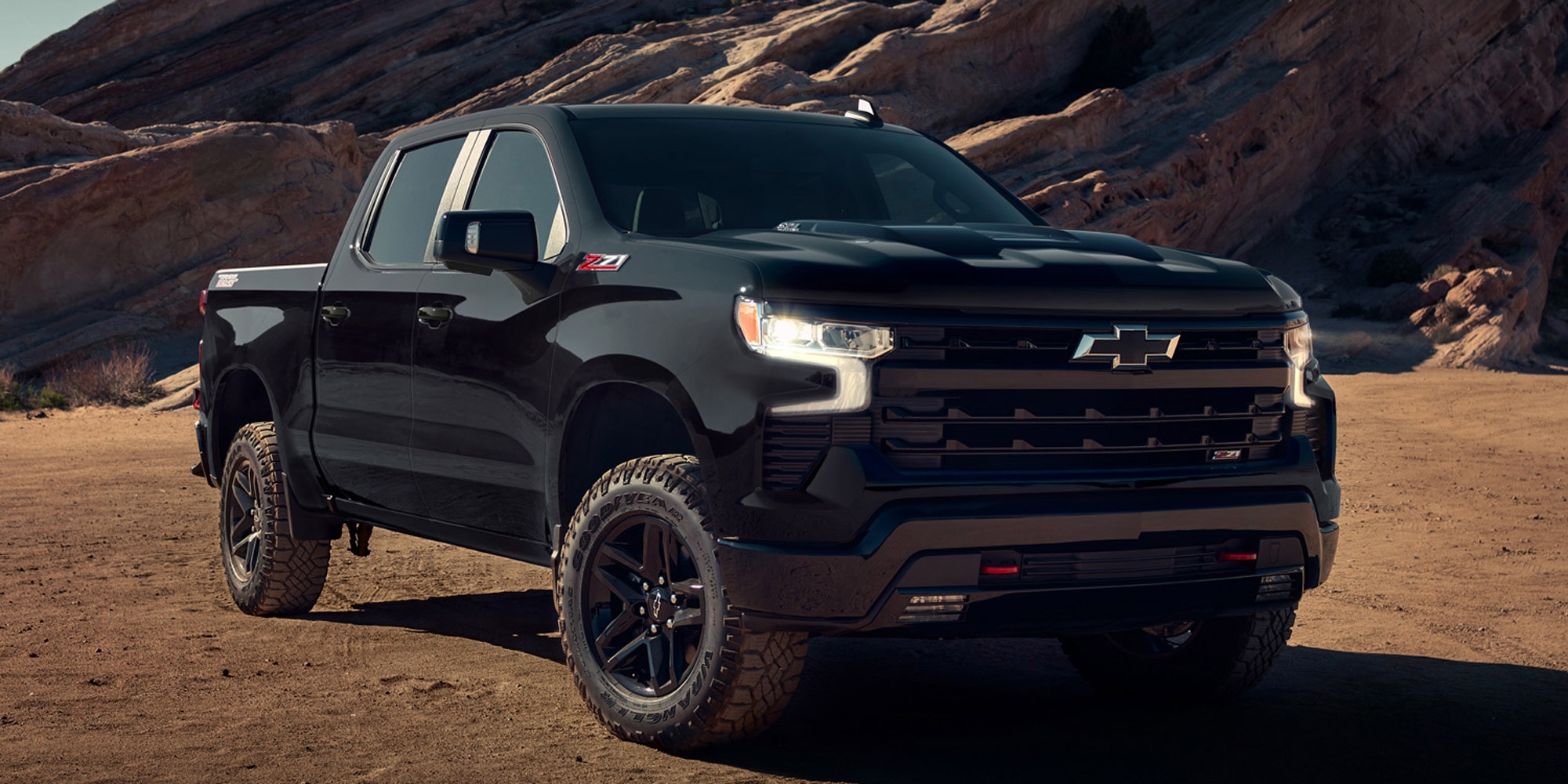 Chevrolet Silverado Z71 negra en terreno desierto