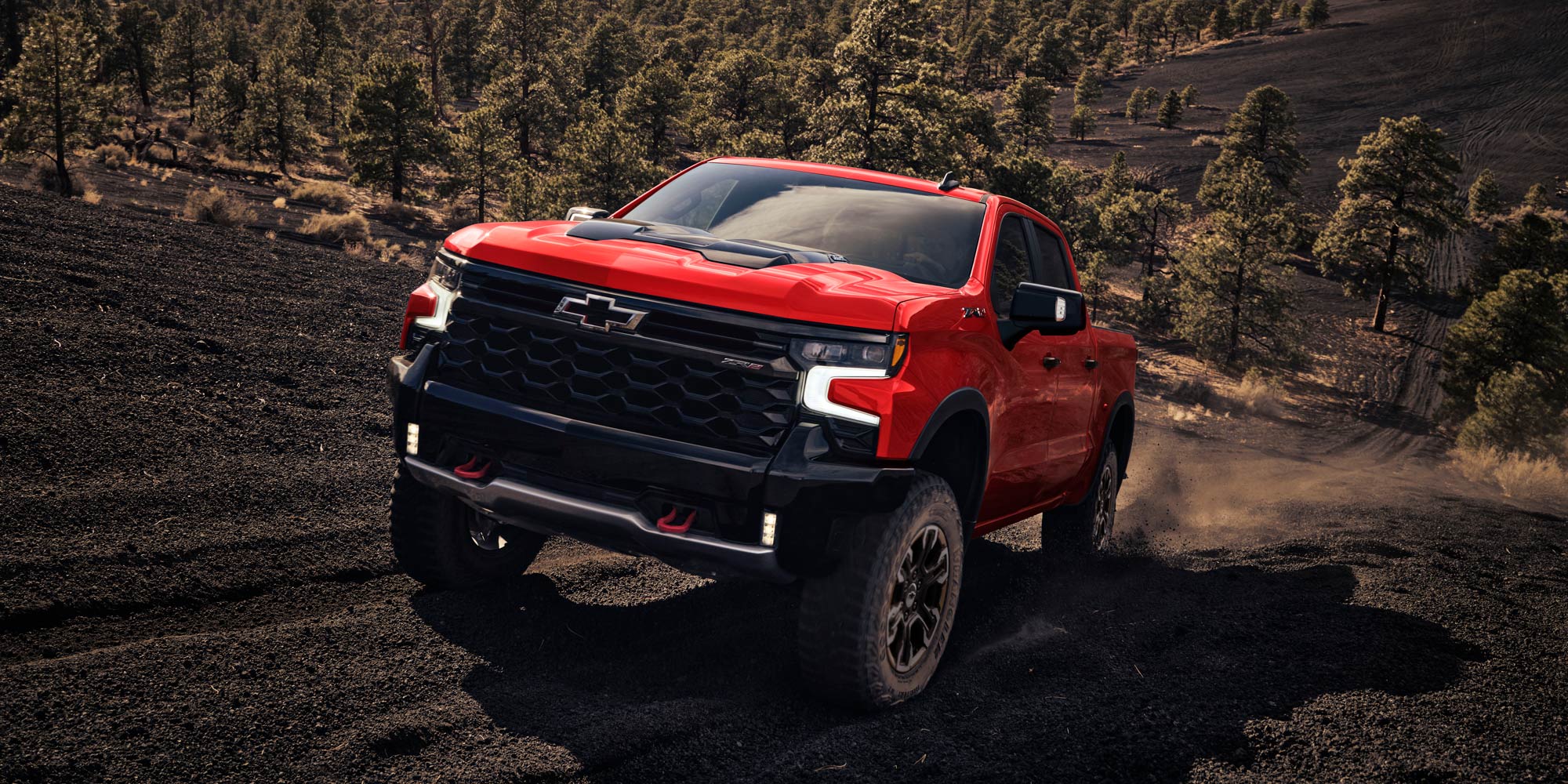 Chevrolet Silverado ZR2 roja en terreno montañoso